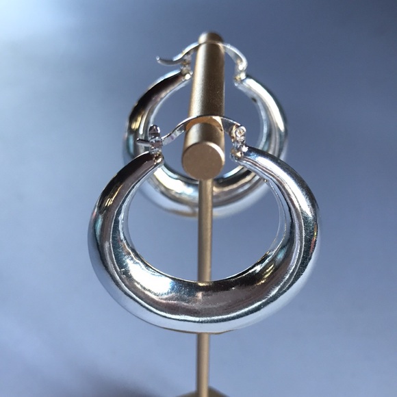 New! Silver Hoop Earrings - Picture 5 of 10